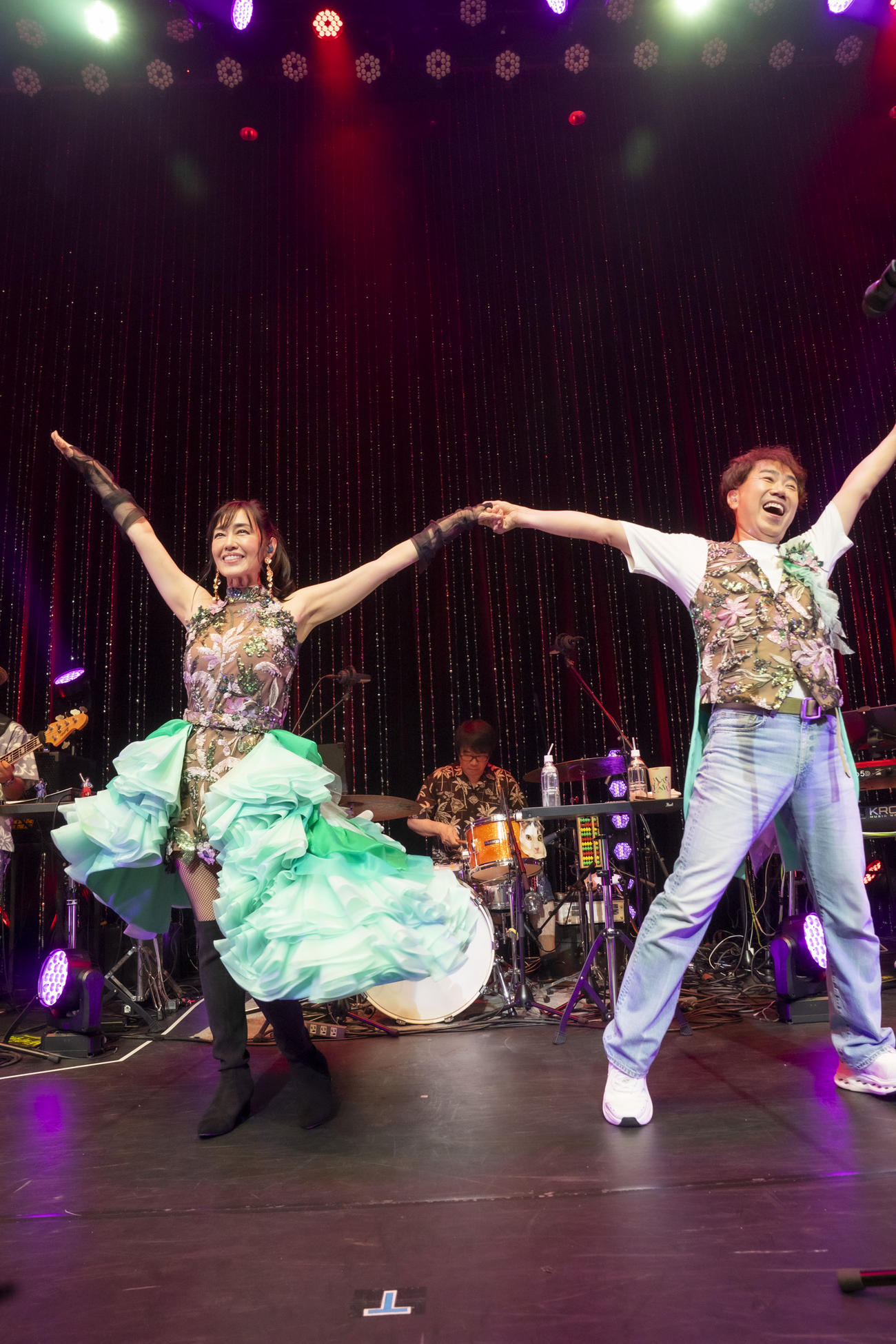 「夏色のナンシー祭り2025～裸足でdancin'dancin'～」で熱唱する早見優と藤井隆