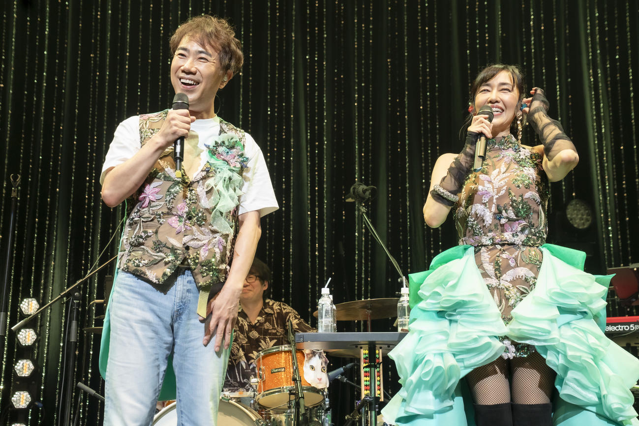 「夏色のナンシー祭り2025～裸足でdancin'dancin'～」で熱唱する藤井隆と早見優