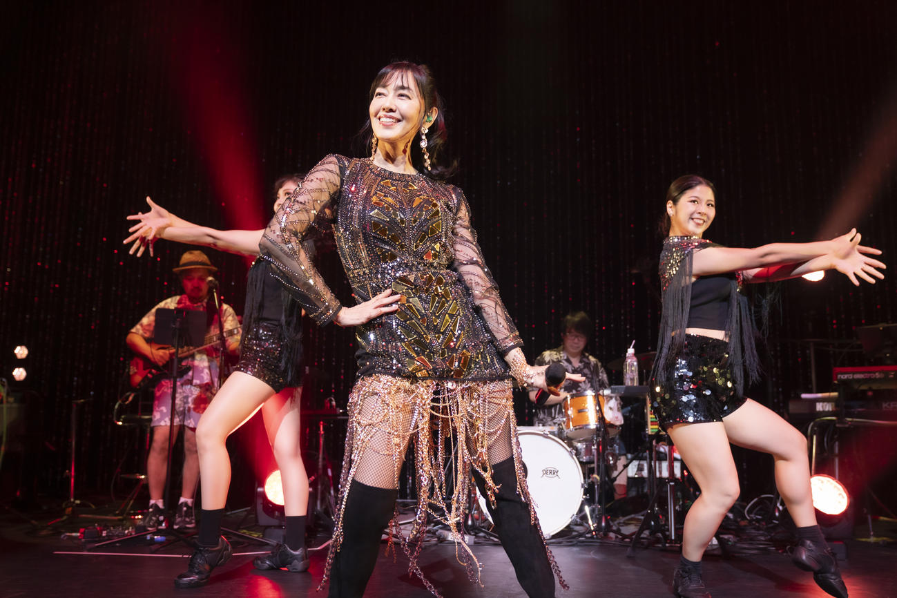 「夏色のナンシー祭り2025～裸足でdancin'dancin'～」で熱唱する早見優