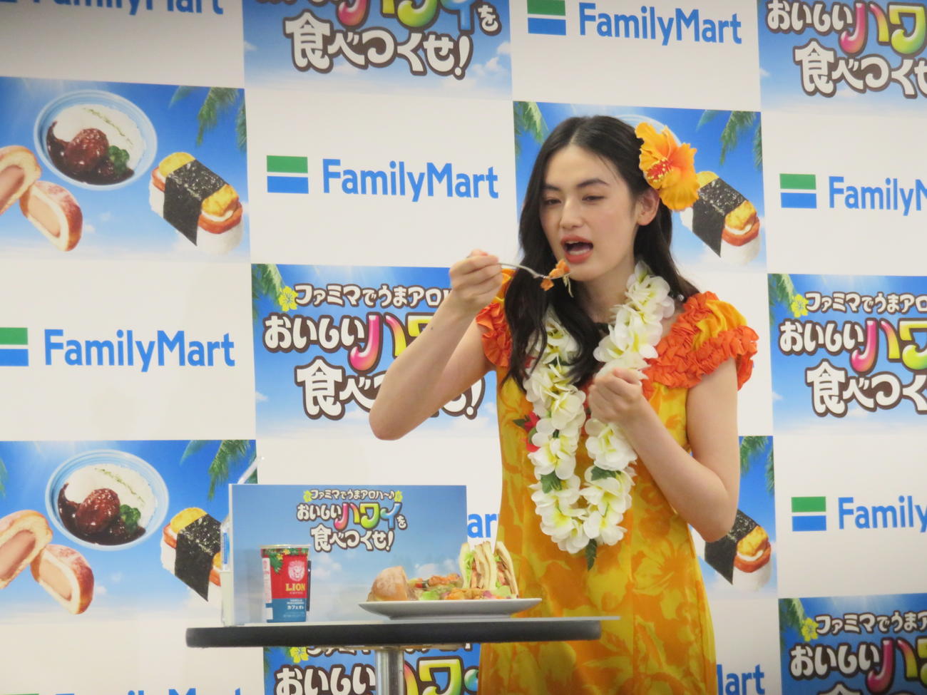 試食する八木莉可子