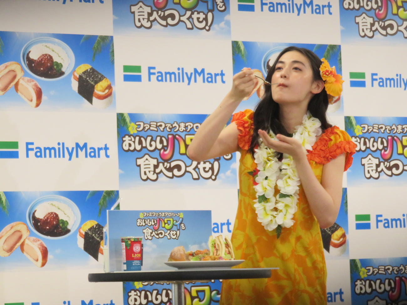 試食する八木莉可子