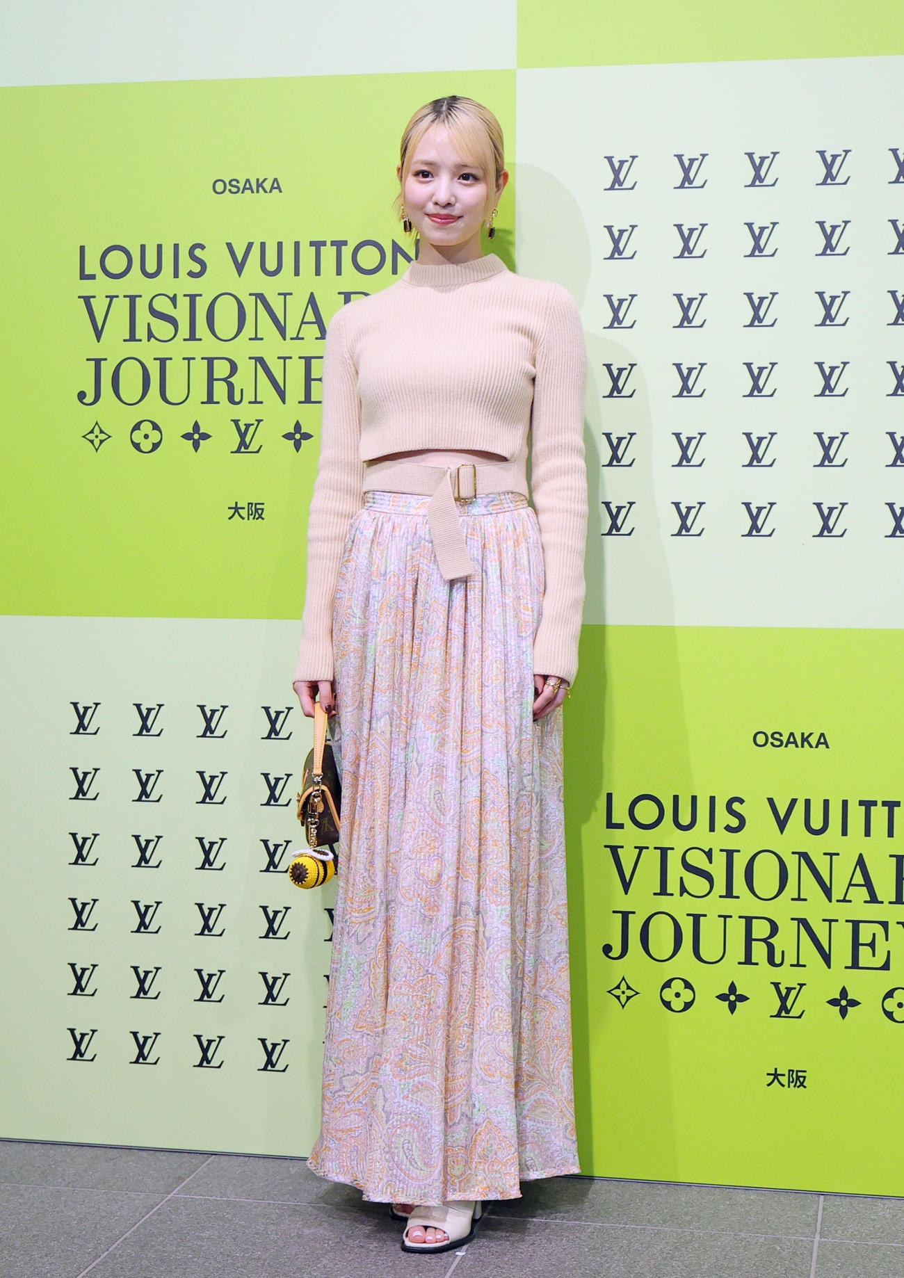 フォトコールに登場した横田真悠（撮影・上山淳一）