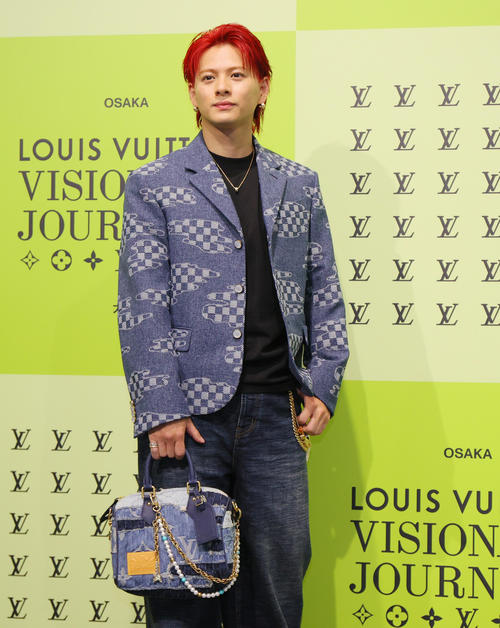 フォトコールに登場し手を振るNumber＿iの平野紫耀（撮影・上山淳一）