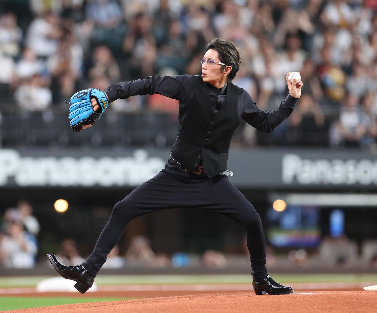 ファーストピッチセレモニーで投球するGACKT（2024年8月1日撮影）