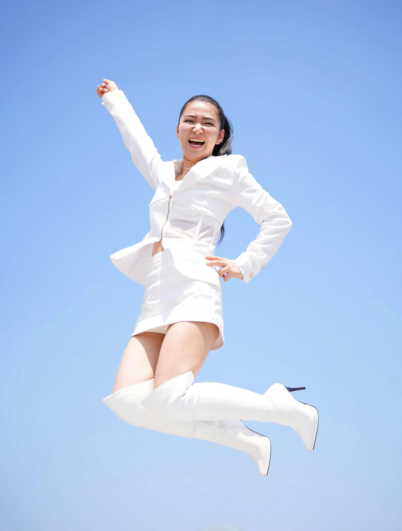 東京本社を訪れ、さわやかな笑顔でジャンプをする歌手の田中あいみ（撮影・菅敏）