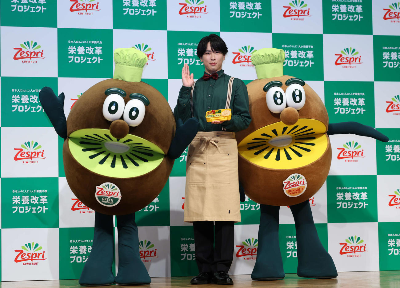 新CM発表会で笑顔を向ける左からキウイブラザーズグリーン、宮舘涼太、キウイブラザーズゴールド（撮影・増田悦実）