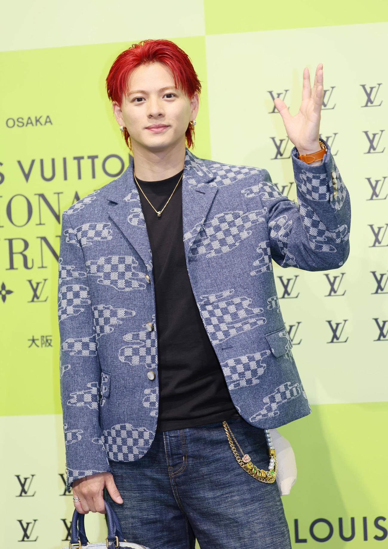 フォトコールに登場し手を振るNumber＿iの平野紫耀（撮影・上山淳一）
