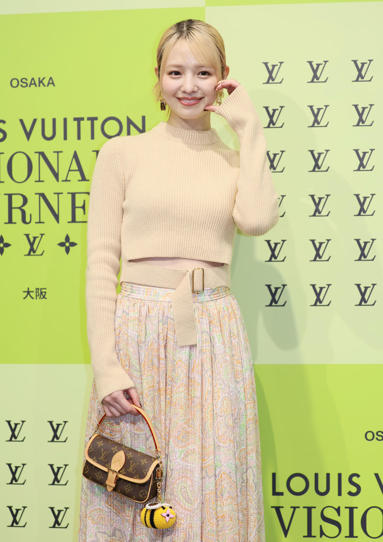 フォトコールでポーズを決める横田真悠（撮影・上山淳一）
