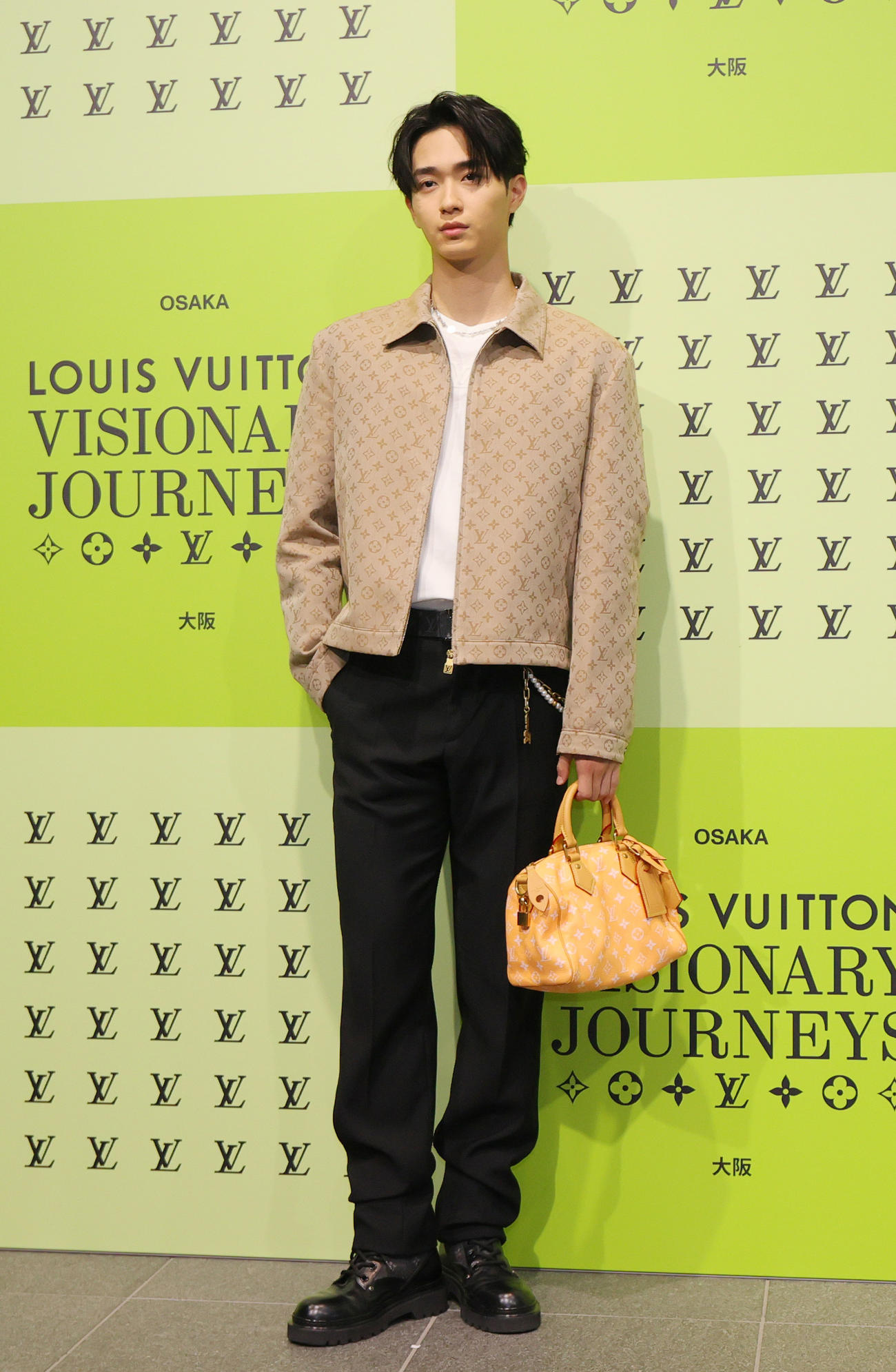 フォトコールでポーズを決める野村康太（撮影・上山淳一）