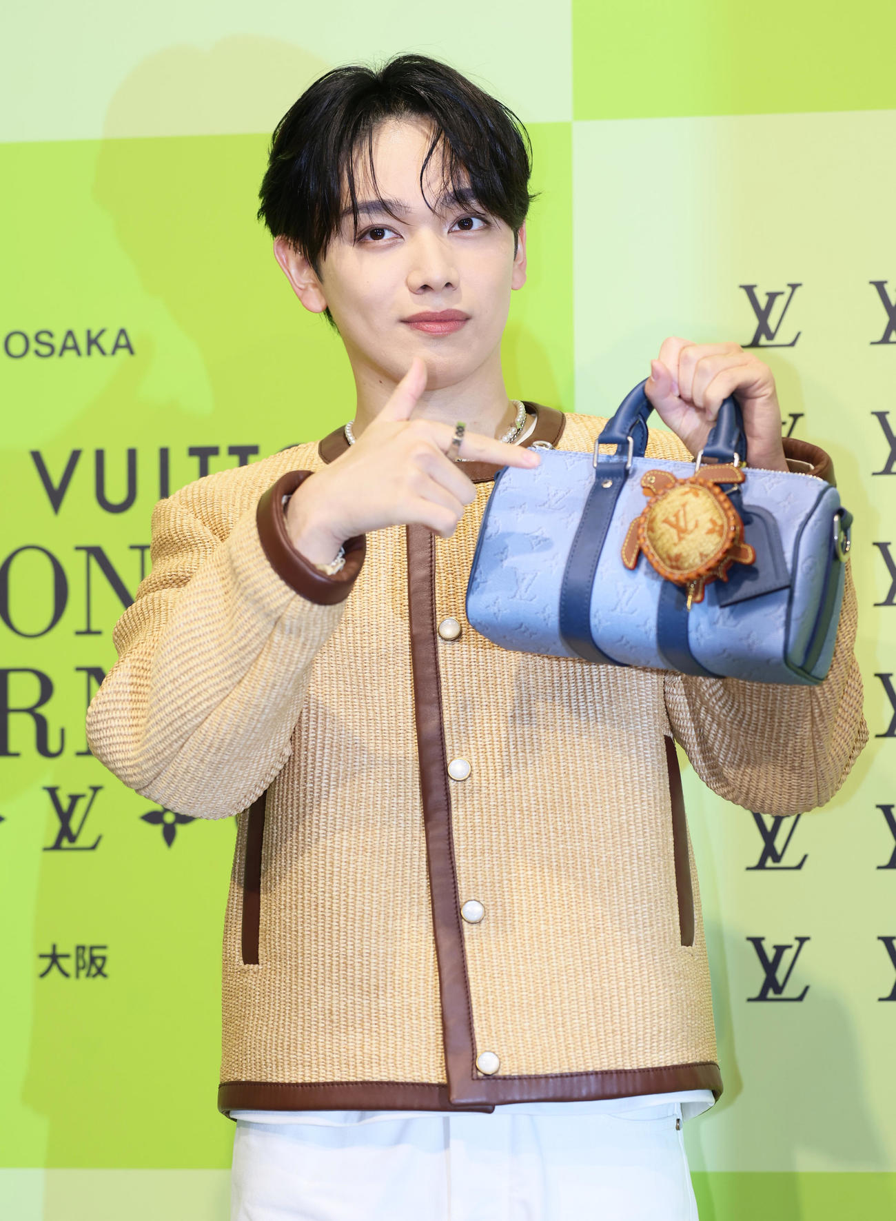 フォトコールでポーズを決める宮世琉弥（撮影・上山淳一）