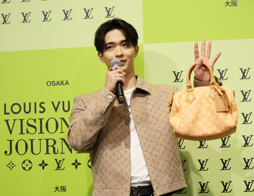 フォトコールに登場した野村康太（撮影・上山淳一）