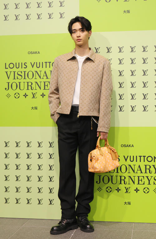 フォトコールでポーズを決める野村康太（撮影・上山淳一）