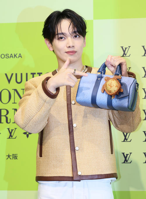 フォトコールでポーズを決める宮世琉弥（撮影・上山淳一）