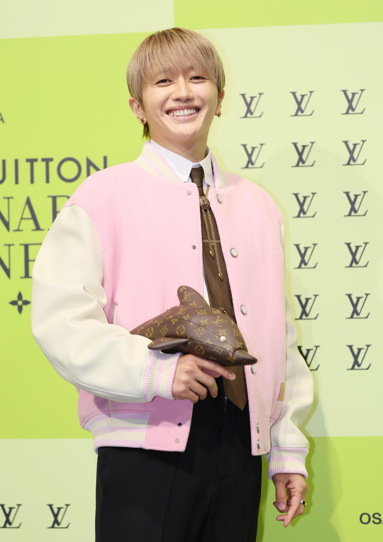 フォトコールで笑顔を見せるNissy（撮影・上山淳一）