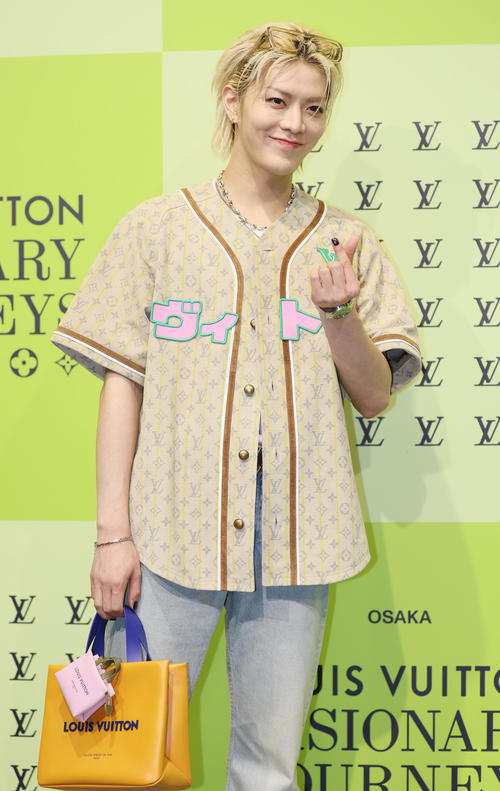 フォトコールでポーズを決めるYUTA（撮影・上山淳一）
