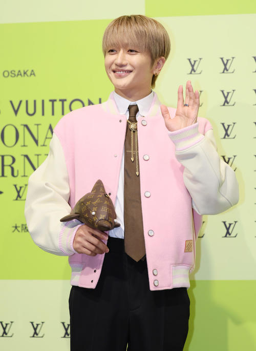 フォトコールで笑顔を見せるNissy（撮影・上山淳一）