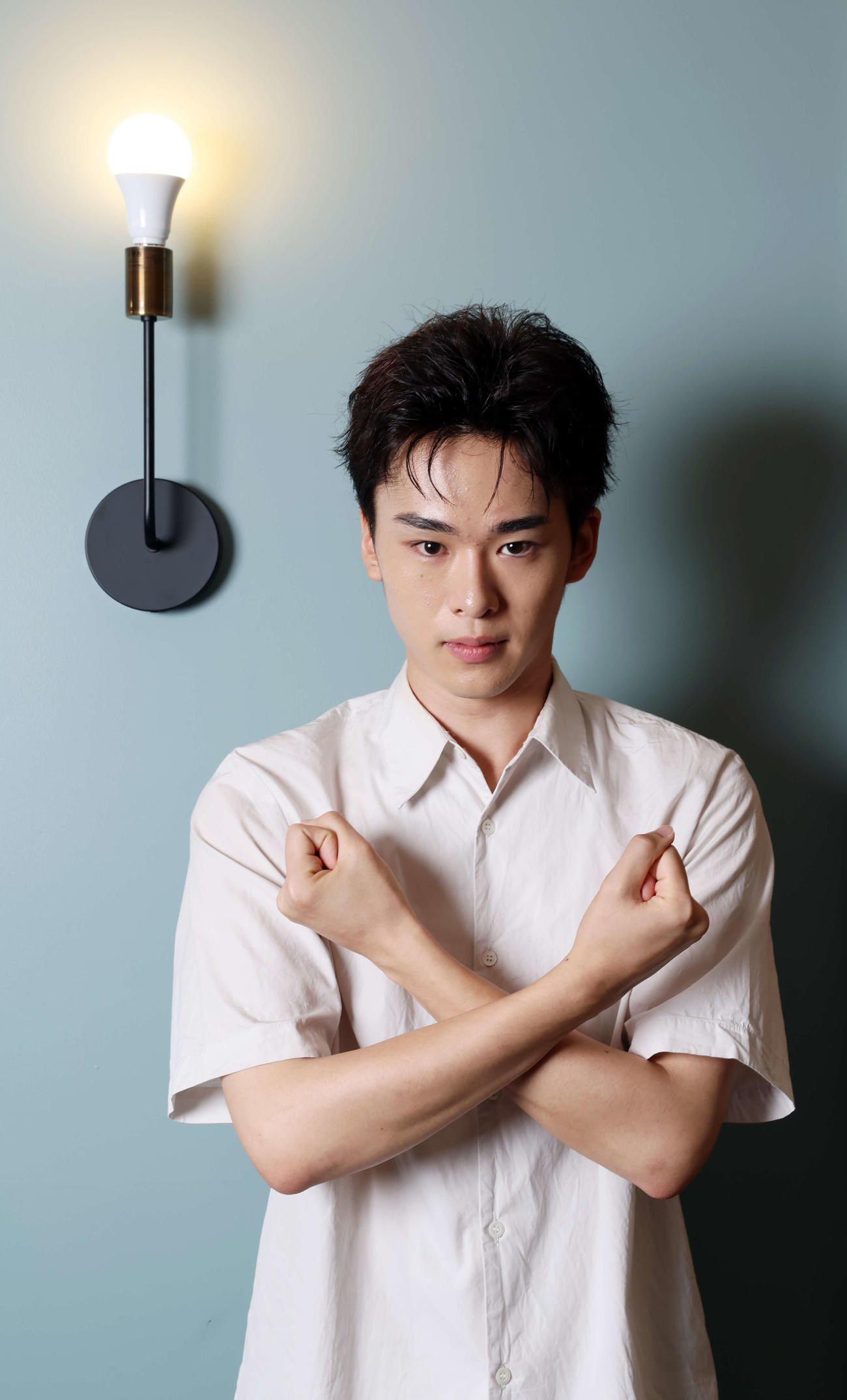 「ウルトラマンオメガ」出演インタビュー、アクション俳優としても活躍を見せる吉田晴登はかっこよくポーズを決める（撮影・山本朝陽）