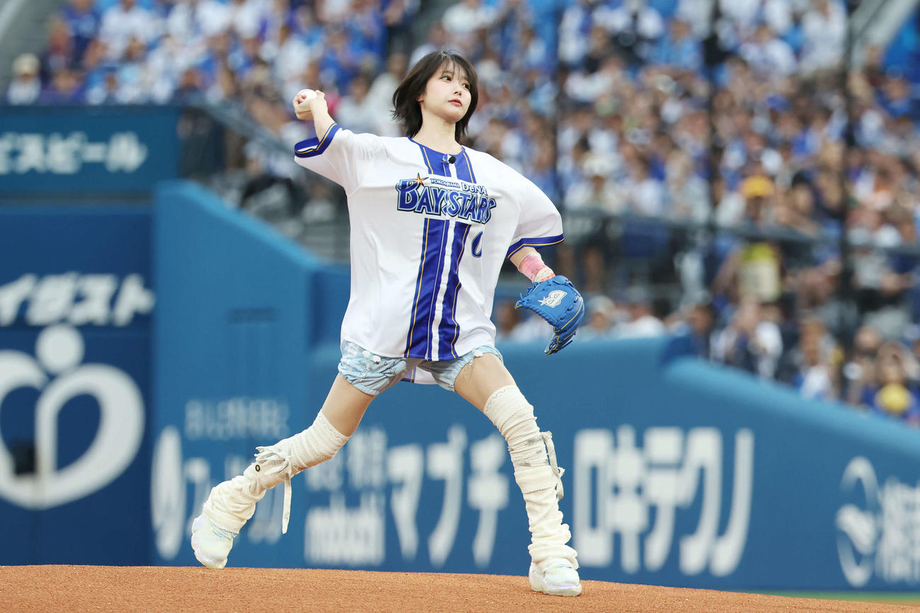 DeNA対巨人　始球式を務めるあの（撮影・宮地輝）