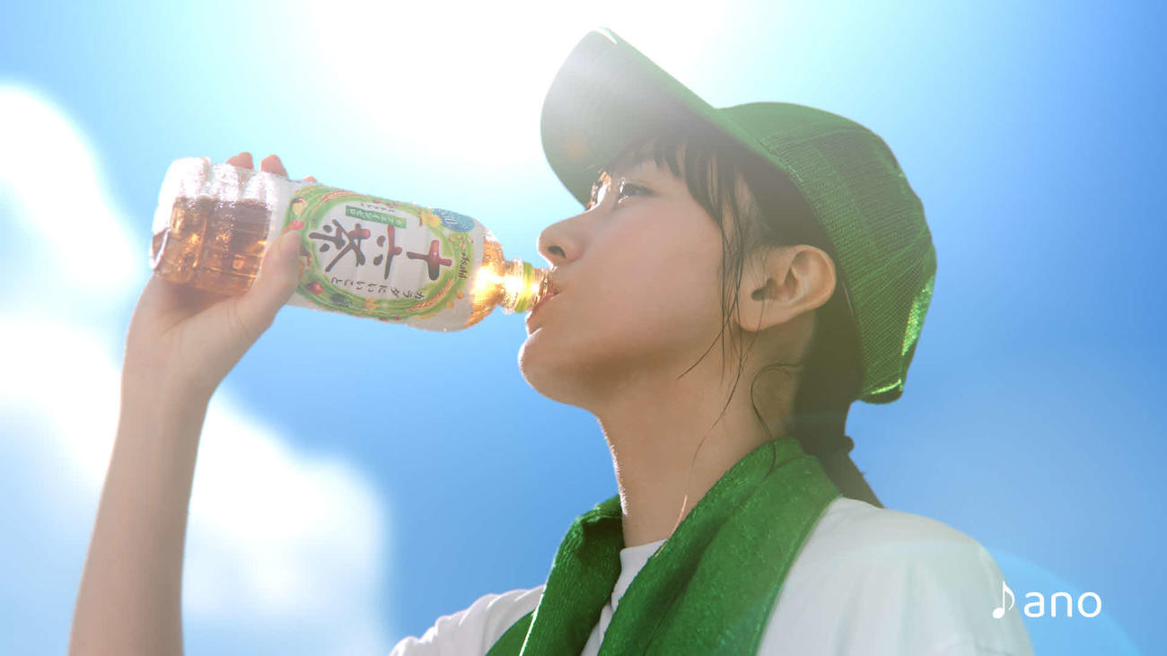 「アサヒ　十六茶」の新CM「16チャージ！　野球場」編に出演した新垣結衣