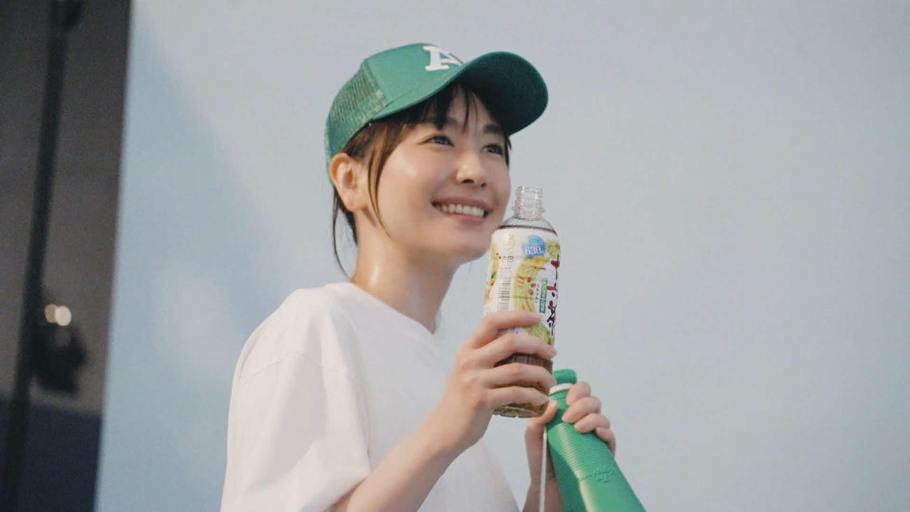「アサヒ　十六茶」の新CM「16チャージ！　野球場」編に出演した新垣結衣