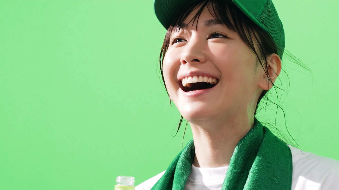 「アサヒ　十六茶」の新CM「16チャージ！　野球場」編に出演した新垣結衣