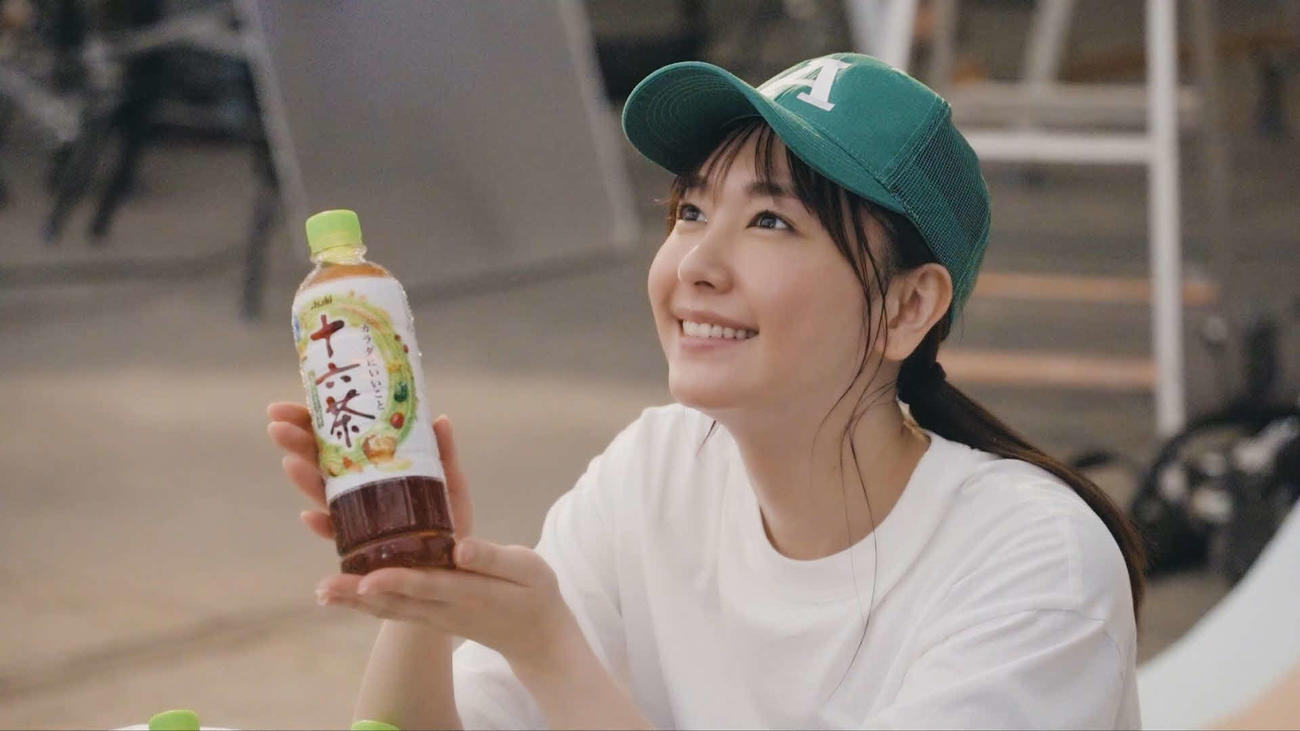 「アサヒ　十六茶」の新CM「16チャージ！　野球場」編に出演した新垣結衣