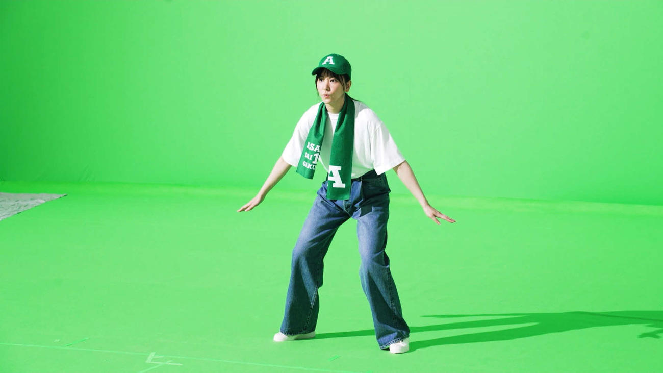 「アサヒ　十六茶」の新CM「16チャージ！　野球場」編に出演した新垣結衣