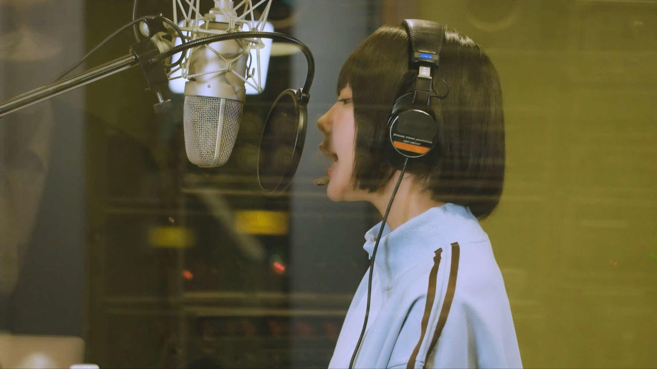 新垣結衣が出演した「アサヒ　十六茶」の新CM「16チャージ！　野球場」編で「タッチ」を替え歌で歌唱したano