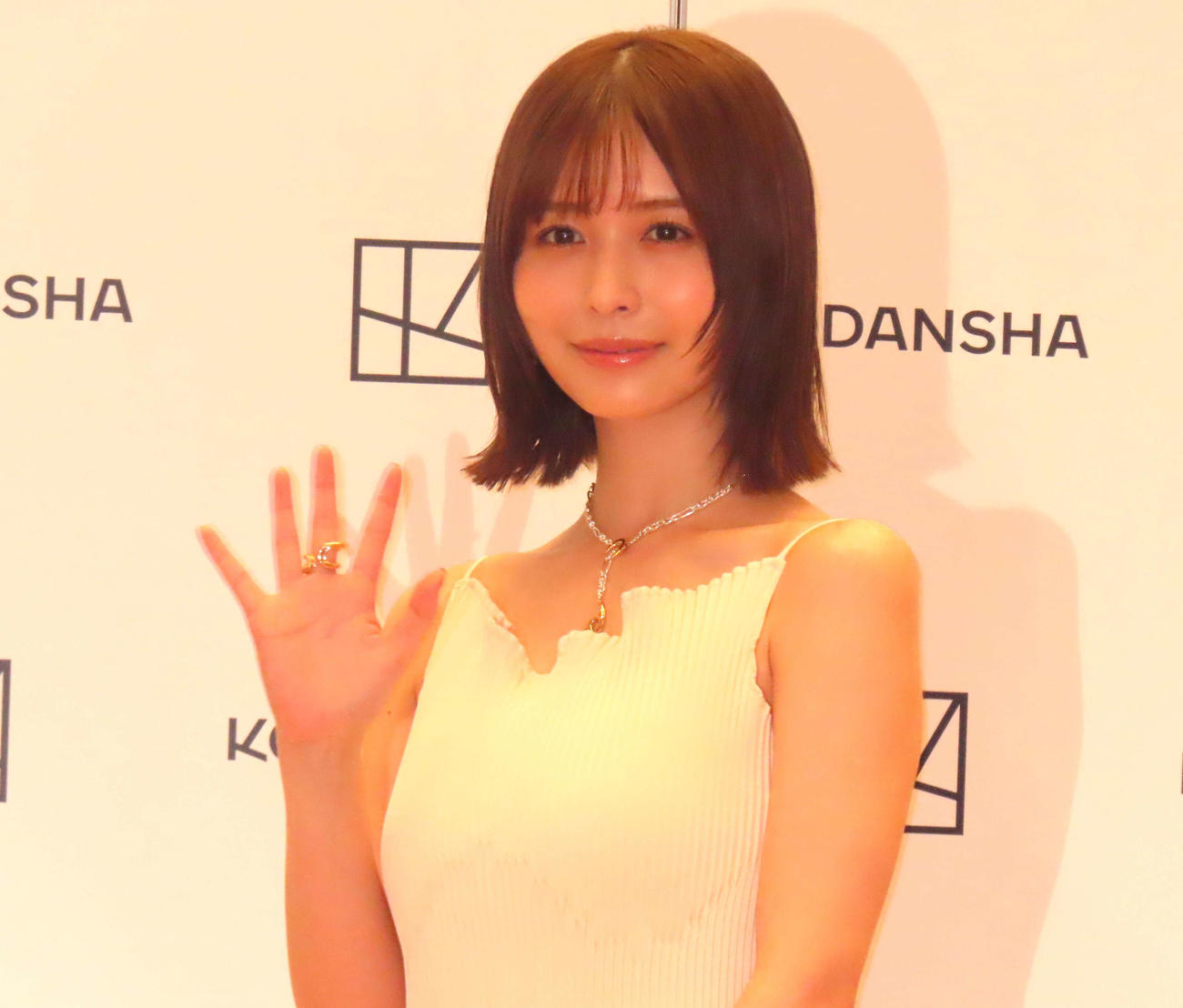 セカンド写真集「長濱ねる」発売記念会見に登壇した長濱ねる