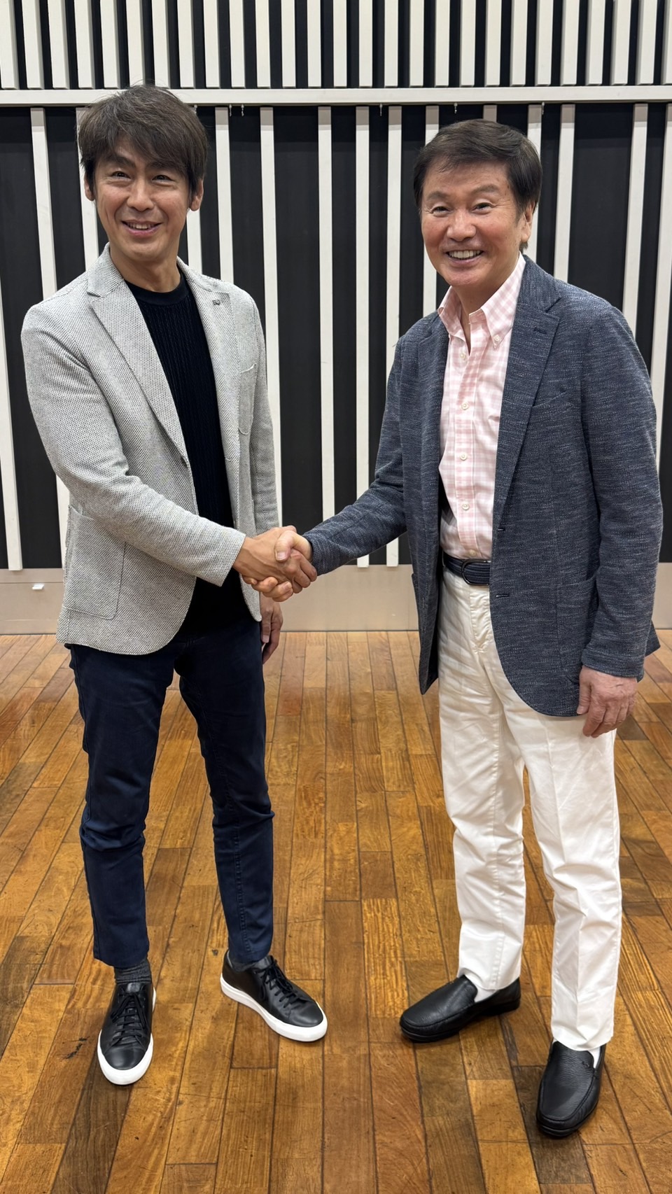 藤倉尚ユニバーサルミュージック社長（左）と握手する森田健作