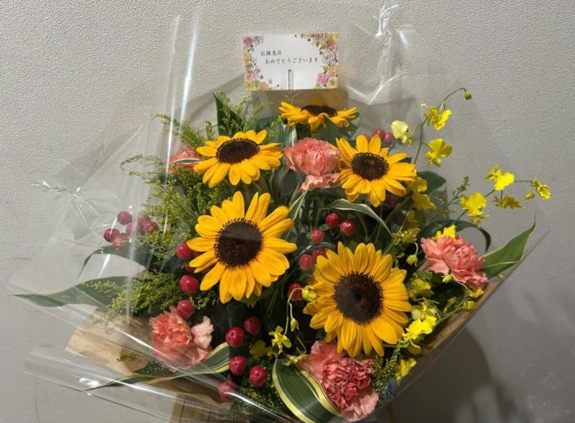 誕生日を迎え花を贈られた佐藤弘道（ブログから）