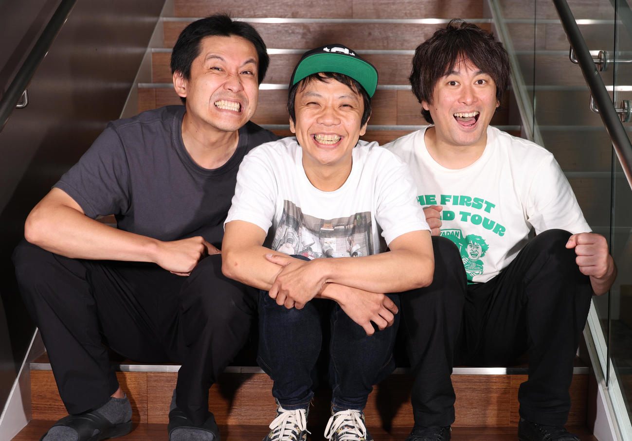 意気込みを語るや団。左からロングサイズ伊藤、本間キッド、中嶋享（撮影・中島郁夫）