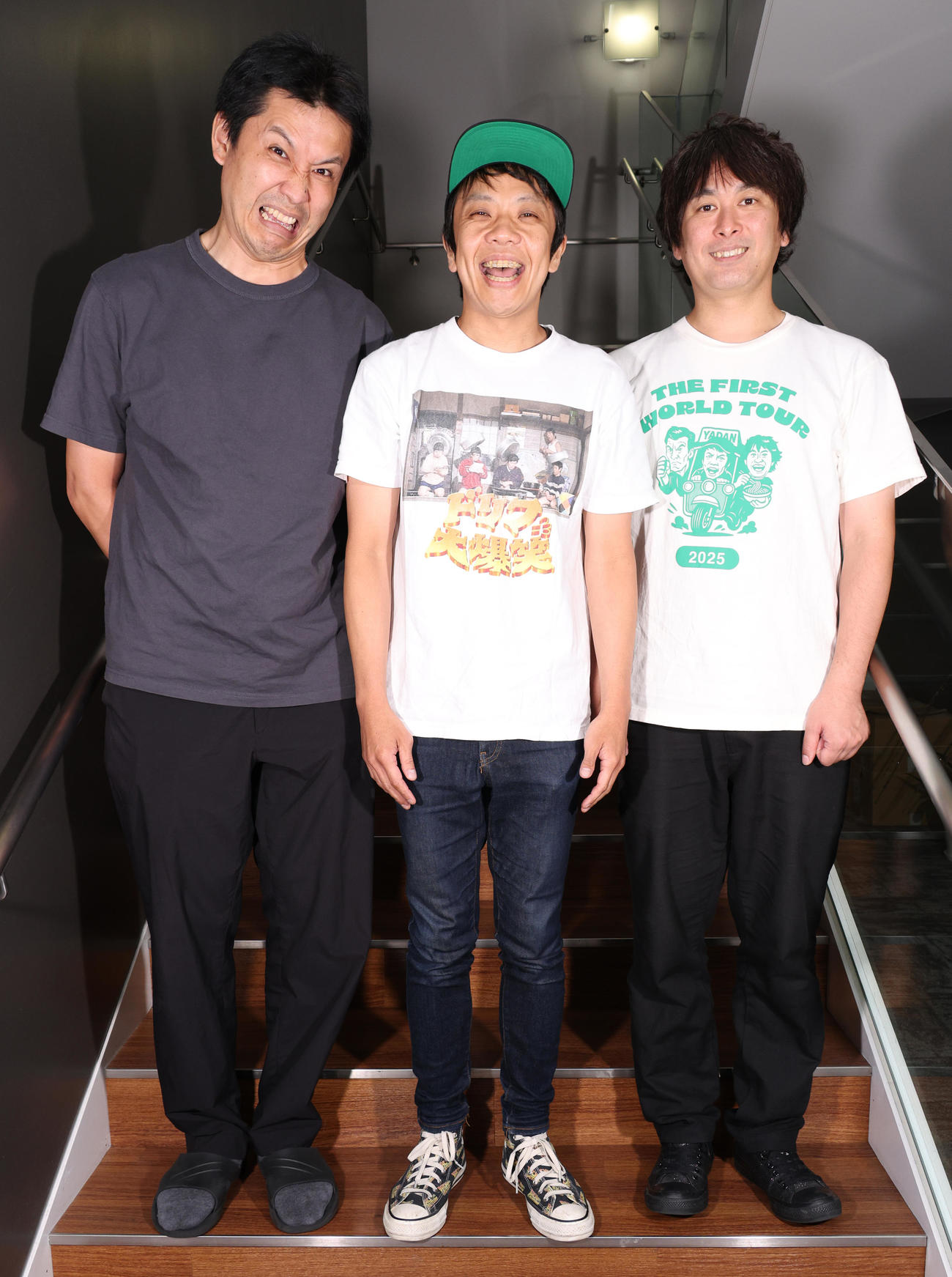 意気込みを語るや団。左からロングサイズ伊藤、本間キッド、中嶋享（撮影・中島郁夫）