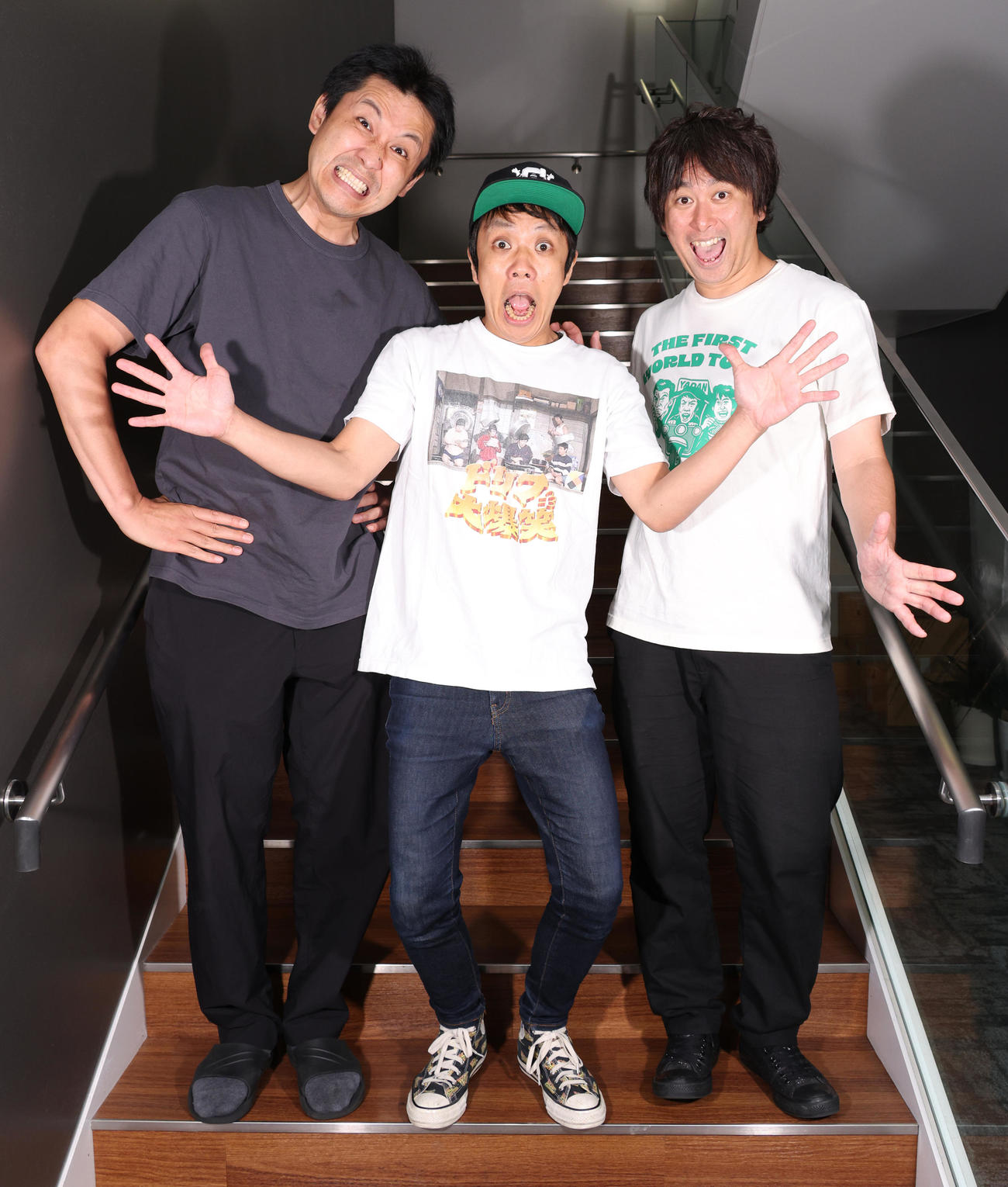 意気込みを語るや団。左からロングサイズ伊藤、本間キッド、中嶋享（撮影・中島郁夫）