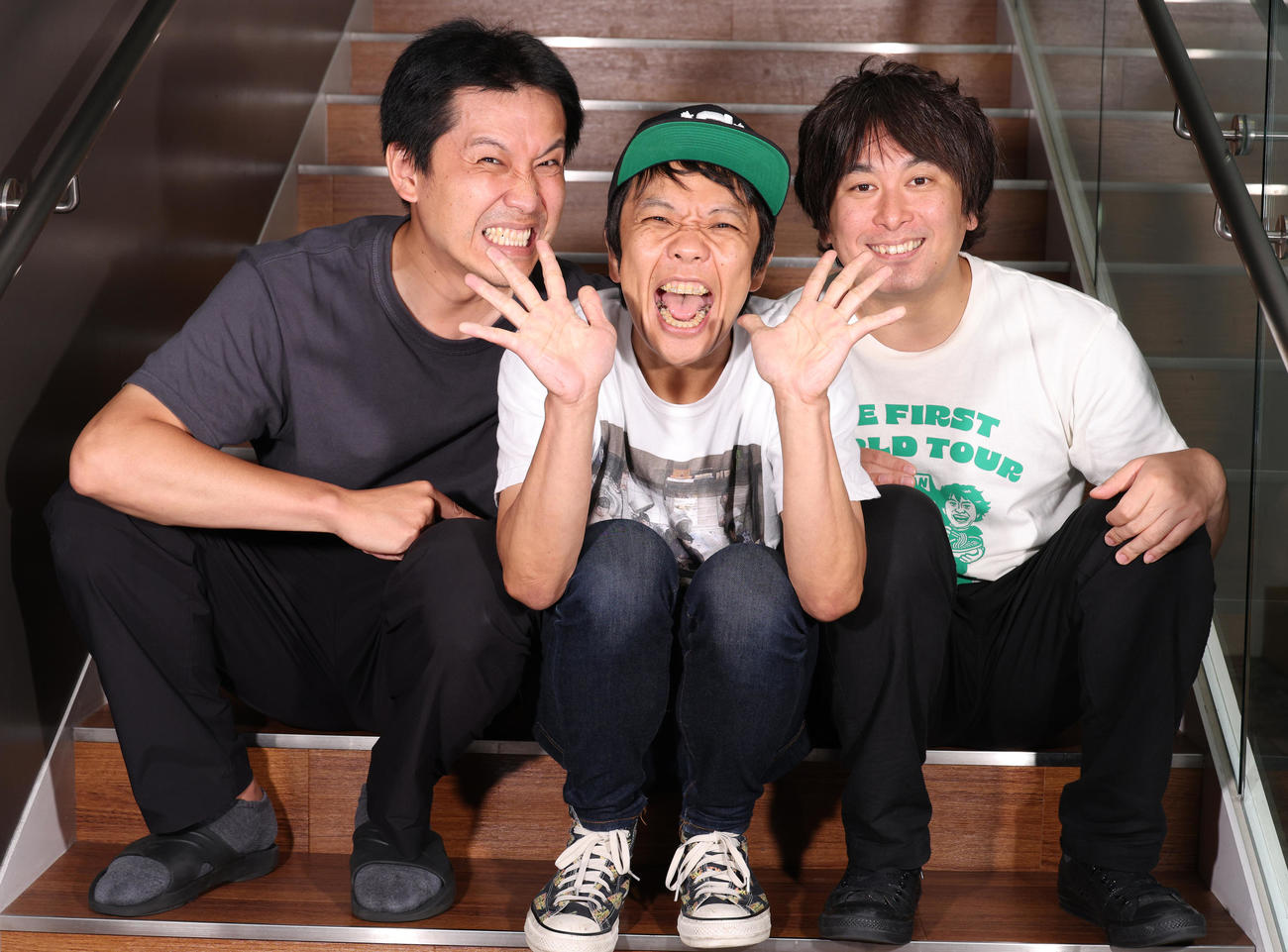 意気込みを語るや団。左からロングサイズ伊藤、本間キッド、中嶋享（撮影・中島郁夫）