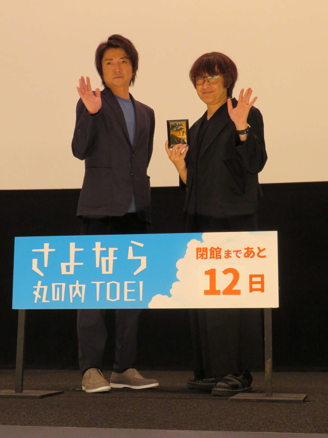 「さよなら丸の内TOEI」の一環として行われた主演映画「バトル・ロワイヤル」上映前舞台あいさつに登壇した藤原竜也（左）と深作欣二監督の写真を手にした息子の健太氏（撮影・村上幸将）