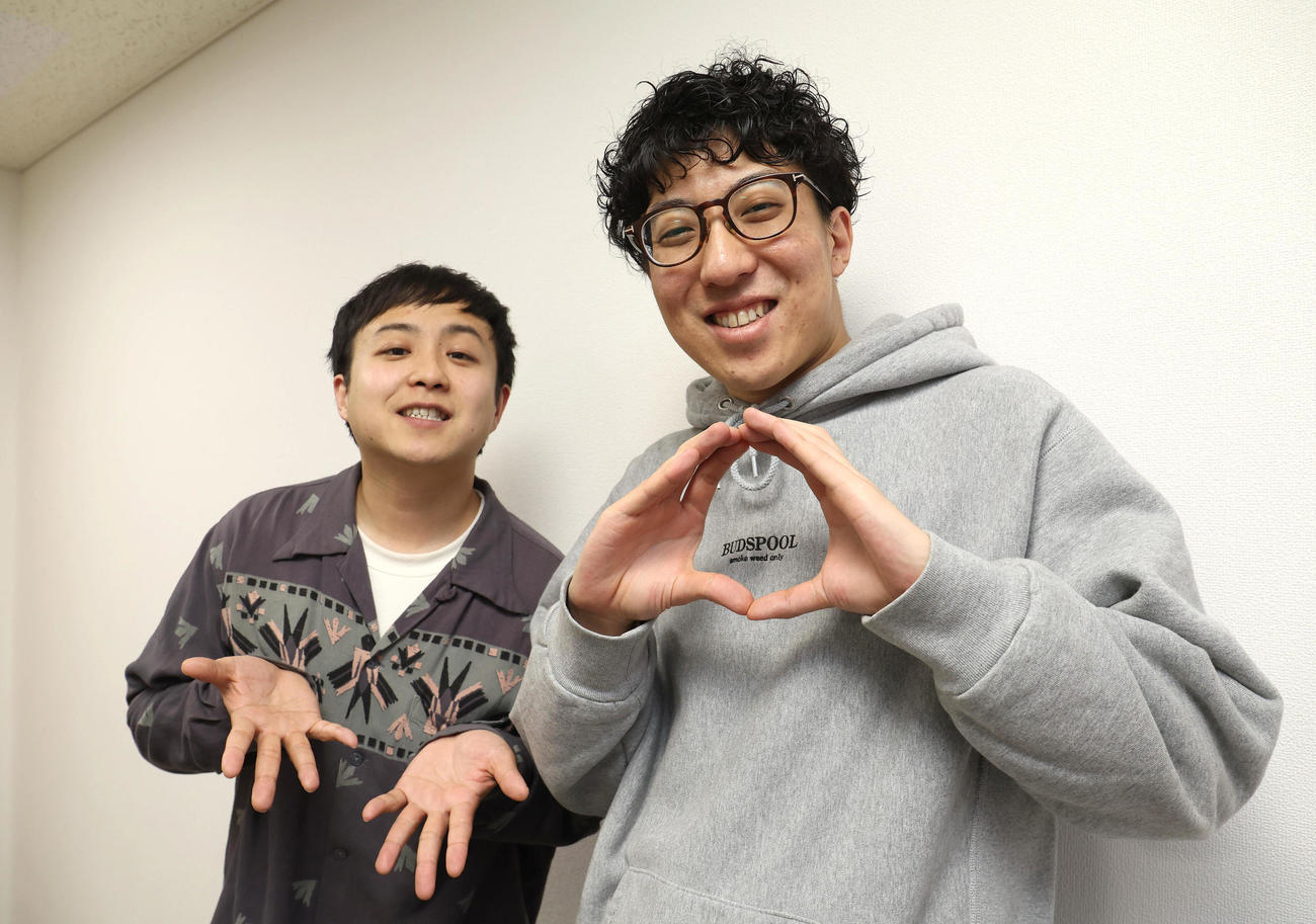 ポーズを決めるドーナツ・ピーナツ（2024年3月撮影）
