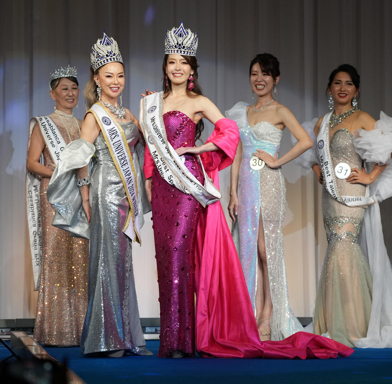 「ミセスユニバースジャパン2025日本大会」で優勝しティアラを贈呈される統場久越（ひまわり）さん（撮影・小沢裕）