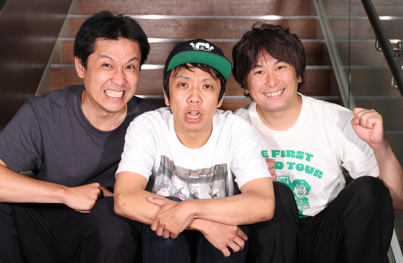 意気込みを語るや団。左からロングサイズ伊藤、本間キッド、中嶋享（撮影・中島郁夫）
