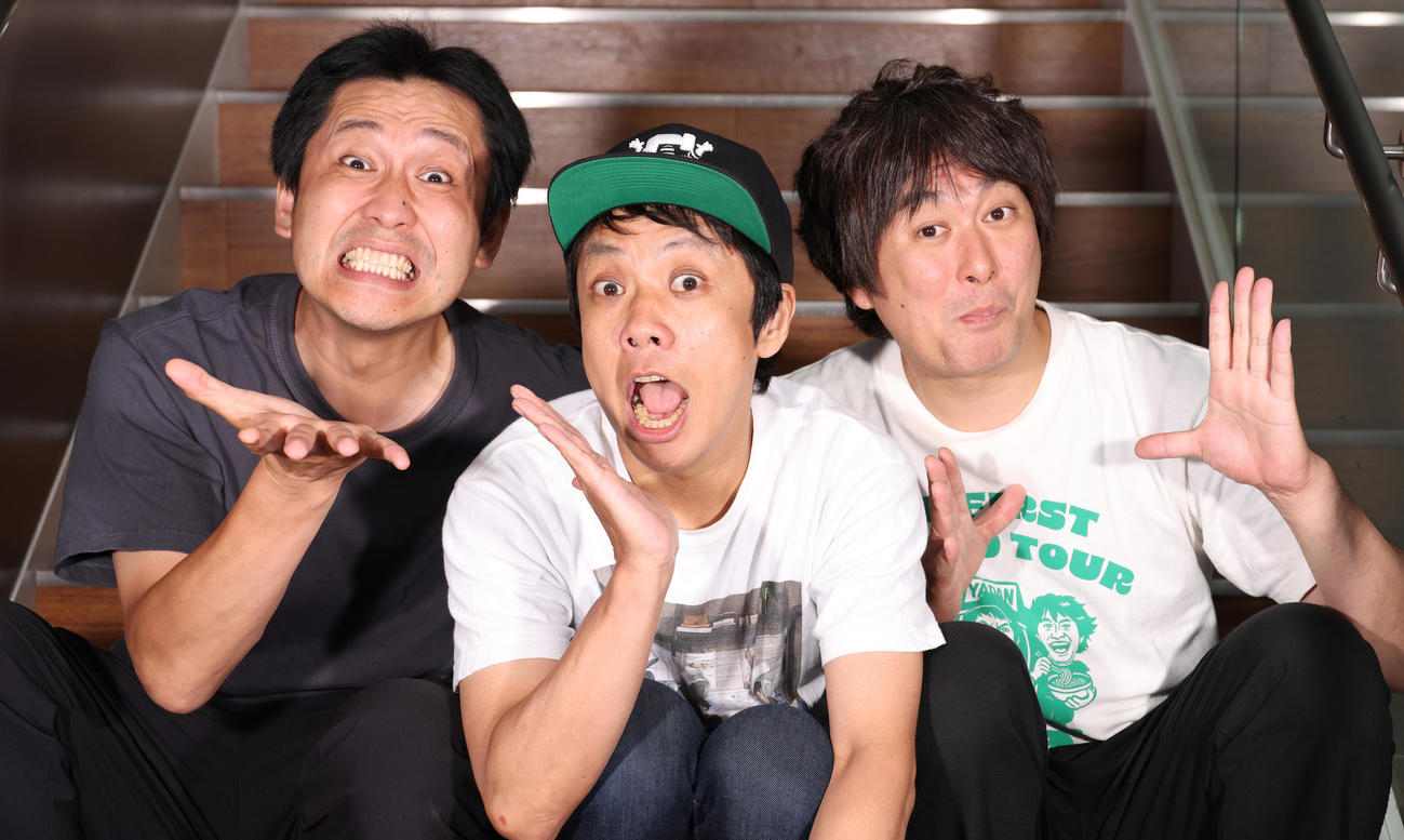 意気込みを語るや団。左からロングサイズ伊藤、本間キッド、中嶋享（撮影・中島郁夫）