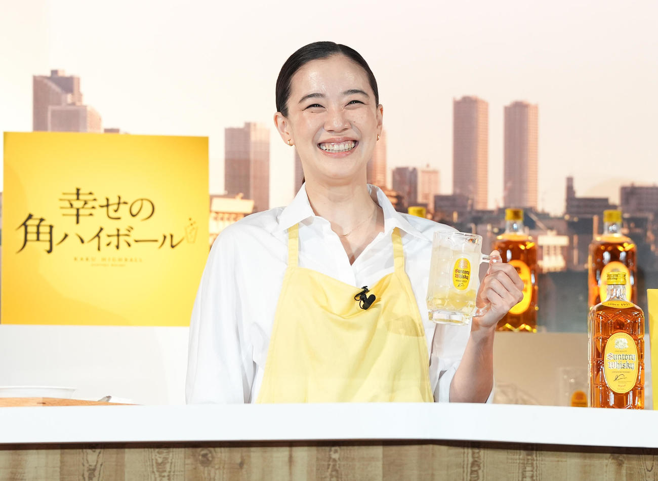 サントリーウイスキー「角瓶」新CM発表会で、自身が作った角ハイボールを飲み笑顔の蒼井優（撮影・鈴木みどり）
