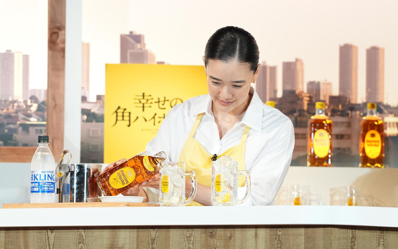 サントリーウイスキー「角瓶」新CM発表会で、角ハイボールを作る乾杯する蒼井優（撮影・鈴木みどり）