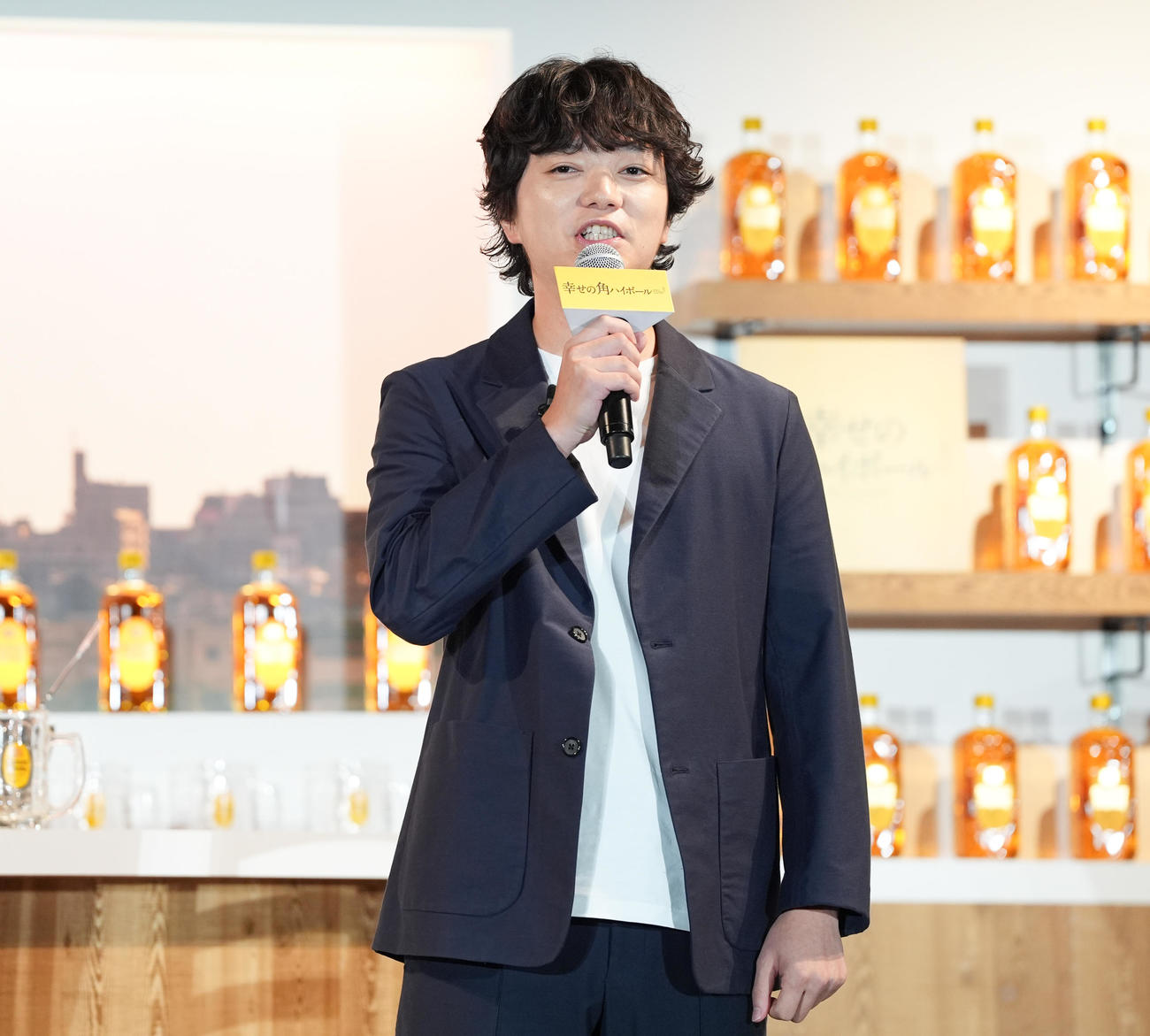 サントリーウイスキー「角瓶」新CM発表会であいさつする染谷将太（撮影・鈴木みどり）