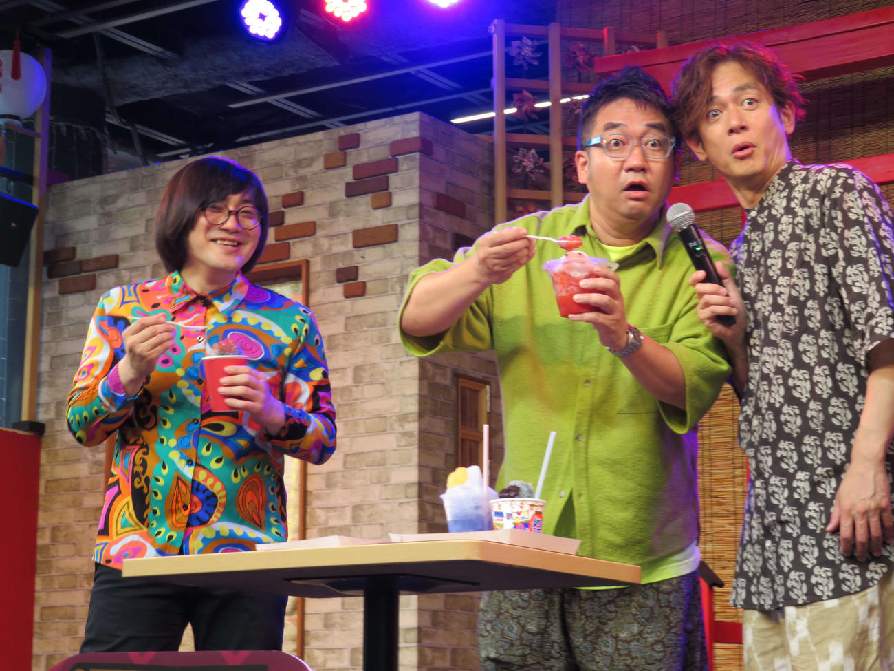 浅草花やしき「お化け屋敷～首づかの呪い～」オープニングセレモニーでボケる、なすなかにし中西茂樹（中央）と那須晃行（右）と、2人を見つめる松原タニシ（撮影・村上幸将）