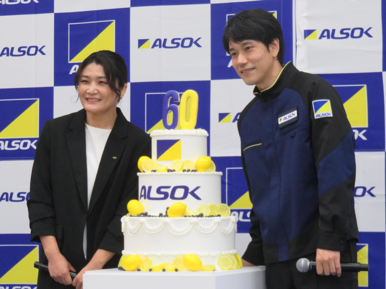 ALSOK60周年の記念ケーキを囲む松山ケンイチ（右）と伊調馨