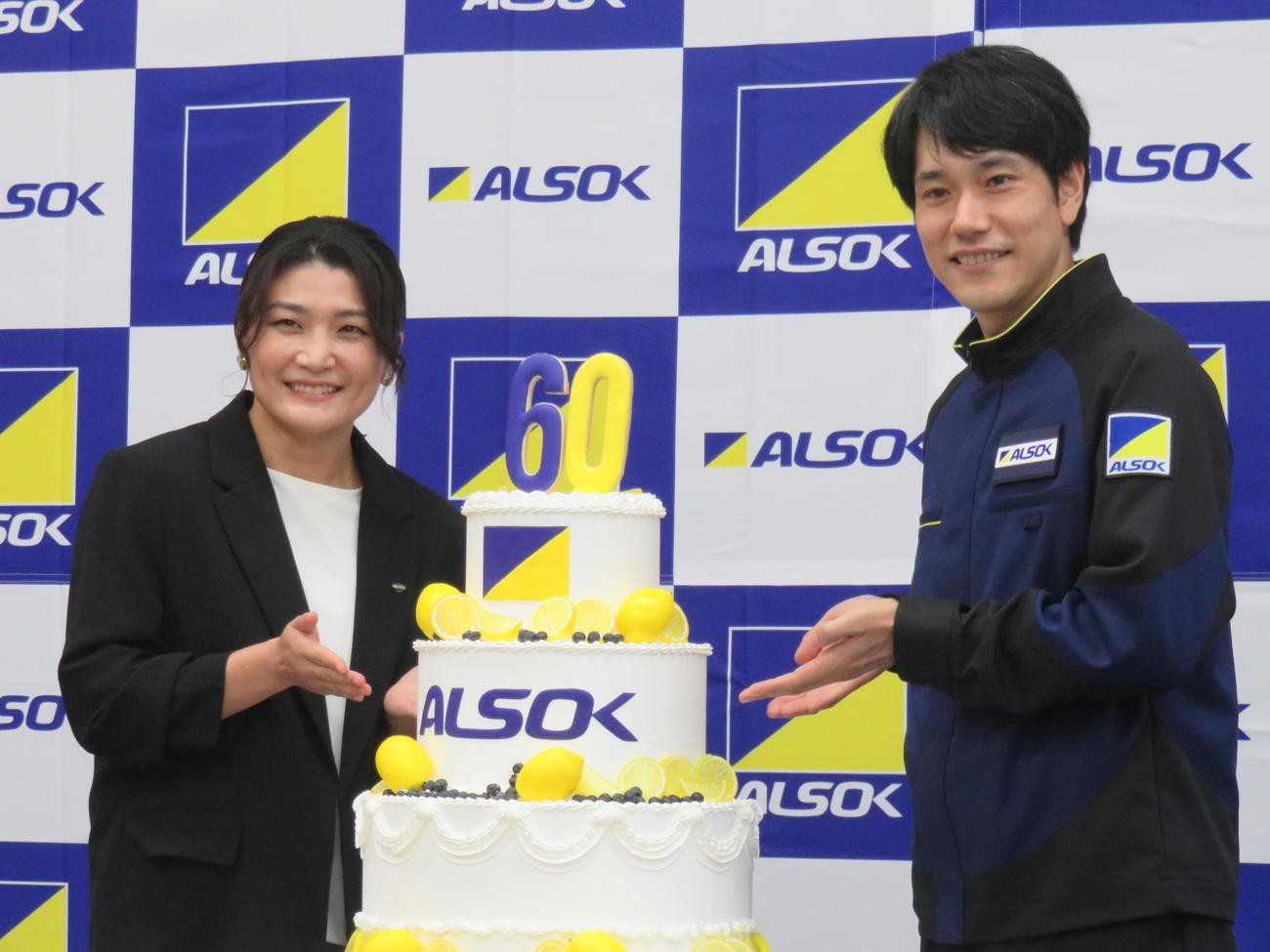 ALSOK60周年の記念ケーキを囲む松山ケンイチ（右）と伊調馨