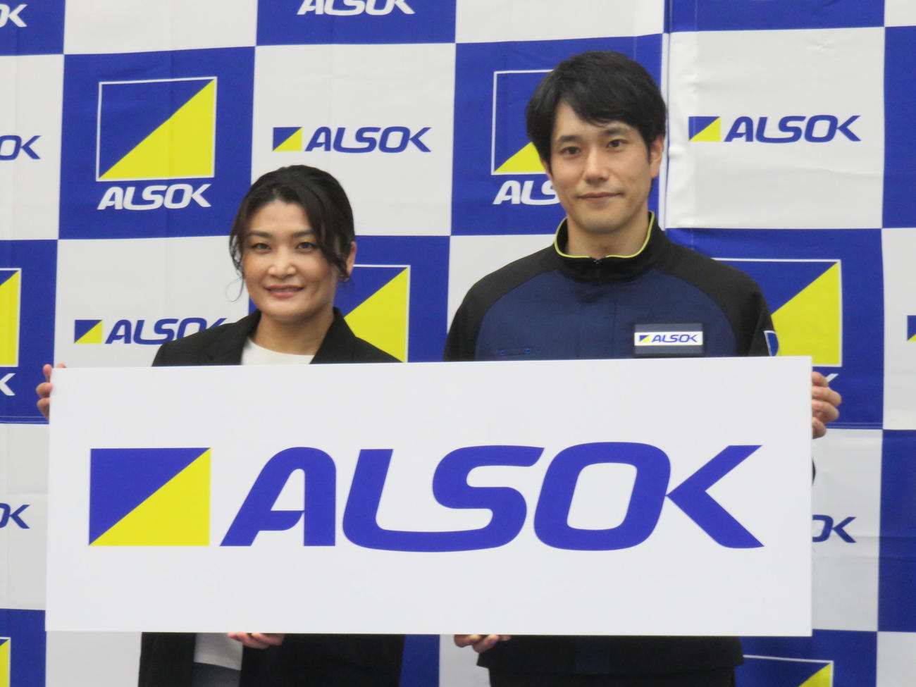 ALSOK60周年記念社名変更発表会に登場した松山ケンイチ（右）と伊調馨