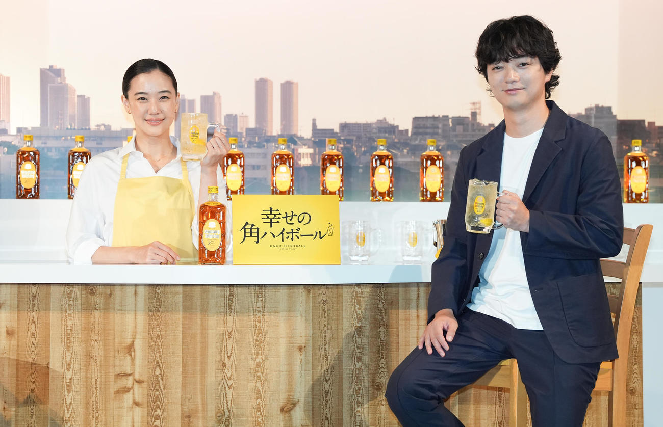 サントリーウイスキー「角瓶」新CM発表会で、角ハイボールを手にフォトセッションに納まる蒼井優（左）と染谷将太（撮影・鈴木みどり）
