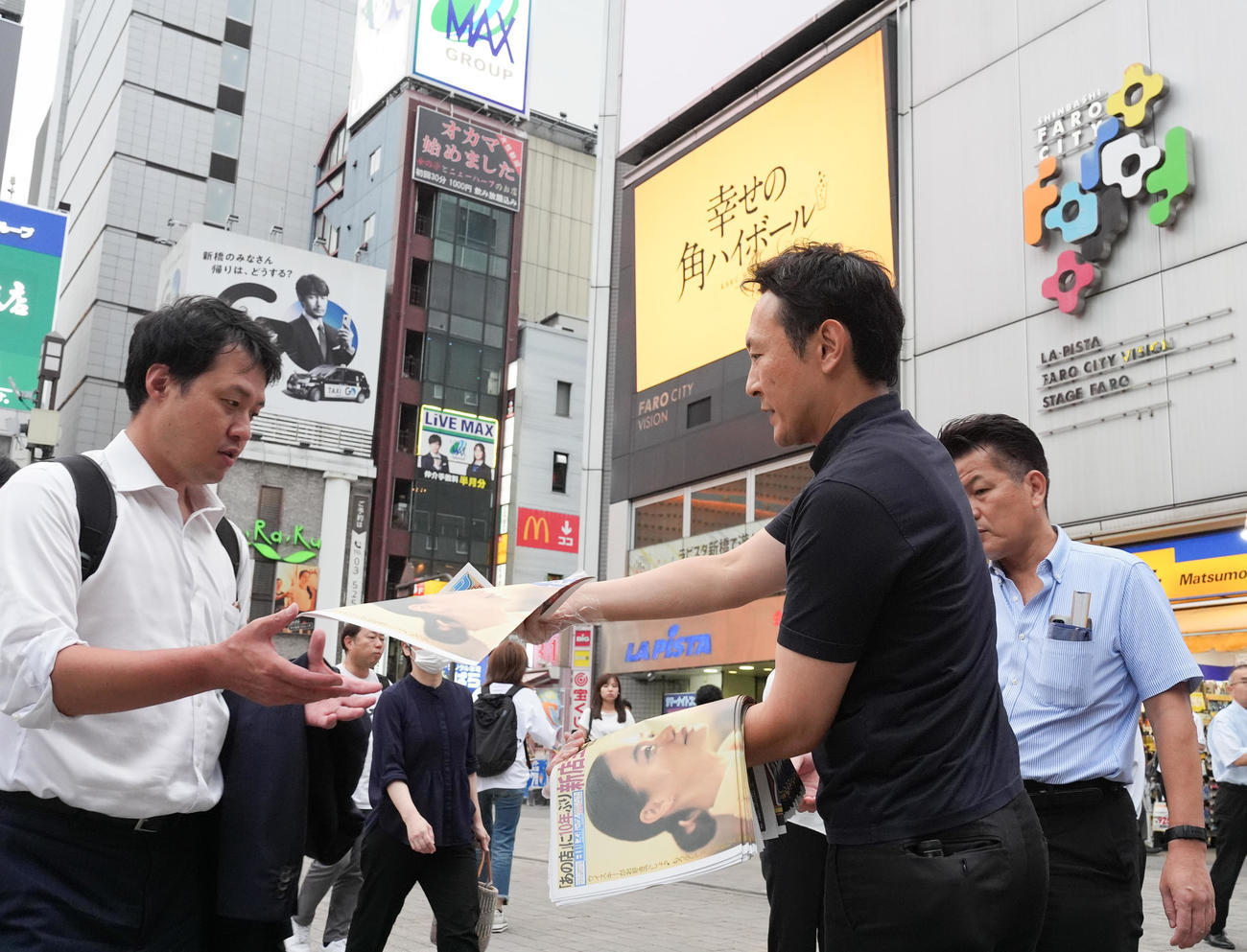 新橋駅前で配られた蒼井優のサントリー「角ハイボール」新店主就任の号外（撮影・鈴木みどり）
