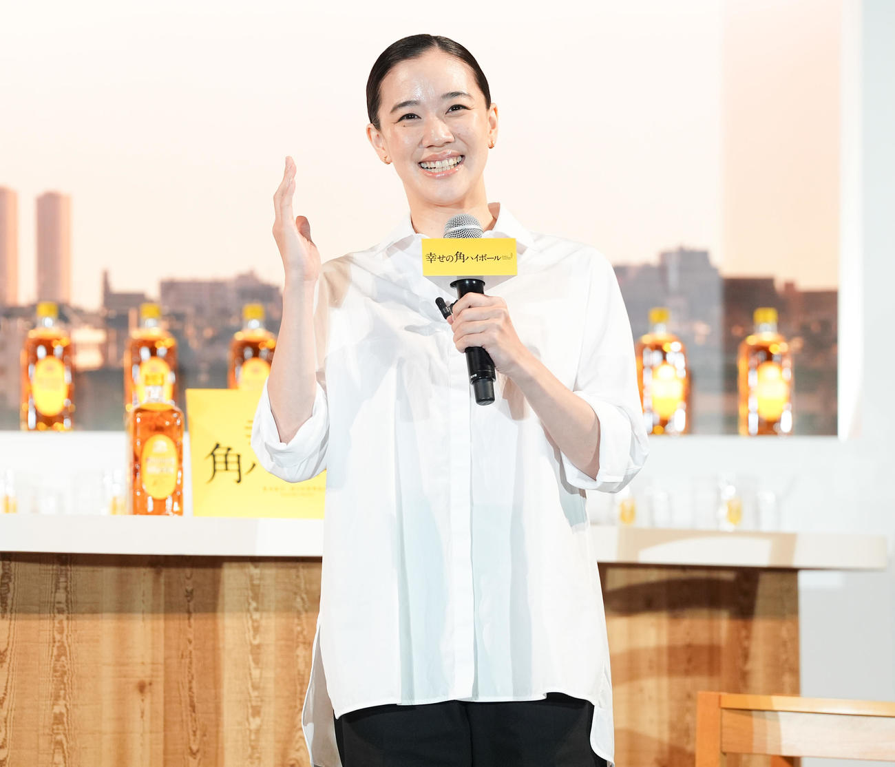 サントリーウイスキー「角瓶」新CM発表会に登壇し、笑顔であいさつする蒼井優（撮影・鈴木みどり）
